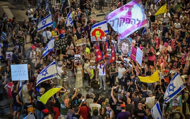 Des manifestants écoutent un orateur sur la place des Otages à Tel Aviv, appelant à un accord avec le groupe terroriste Hamas pour obtenir la libération des otages détenus à Gaza, le 16 août 2025. (Crédit : Avshalom Sassoni/Flash90)