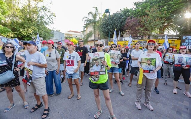Des Israéliens manifestant pour la libération des otages retenus dans la bande de Gaza, devant le domicile du ministre de l'Éducation, Yoav Kisch, à Hod HaSharon, le 17 août 2025. (Crédit : Tal Gal/Flash90)
