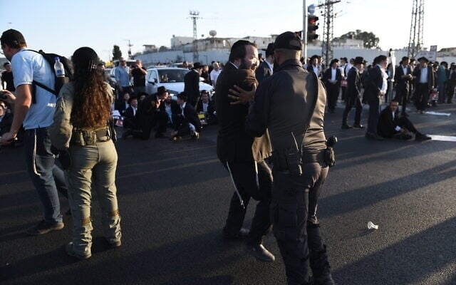 Des manifestants ultra-orthodoxes opposés à l'arrestation d'étudiants de yeshiva réfractaires, devant la prison militaire de Beit Lid, près de Kfar Yona, le 20 août 2025. (Gili Yaari /Flash90)