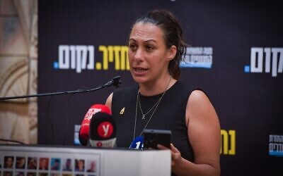 Lishay Miran Lavi, épouse d'Omri Miran, prend la parole lors d'une conférence de presse le 21 août 2025. (Crédit : Avshalom Sassoni/Flash90)
