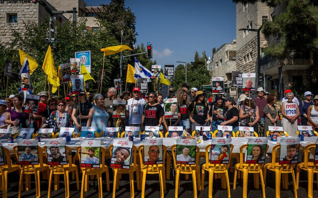 Des familles d'otages lors d'une manifestation organisée devant la résidence du Premier ministre Benjamin Netanyahu, à Jérusalem, le 22 août 2025. (Crédit : Yonatan Sindel/Flash90) Des familles d'otages lors d'une manifestation organisée devant la résidence du Premier ministre Benjamin Netanyahu, à Jérusalem, le 22 août 2025. (Crédit : Yonatan Sindel/Flash90)