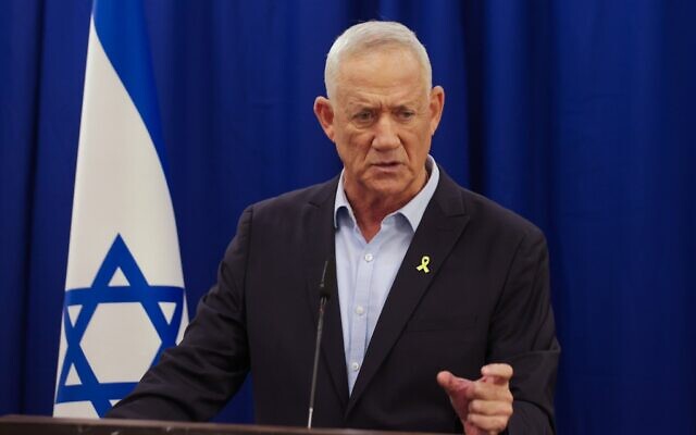 Le député Benny Gantz, chef du parti Kakhol Lavan-HaMahane HaMamlahti, s'exprimant lors d'une conférence de presse, à Tel Aviv, le 23 août 2025. (Crédit : Tal Gal/Flash90) Le député Benny Gantz, chef du parti Kakhol Lavan-HaMahane HaMamlahti, s'exprimant lors d'une conférence de presse, à Tel Aviv, le 23 août 2025. (Crédit : Tal Gal/Flash90)