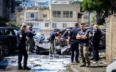 La police sur les lieux où une voiture a explosé à la suite d'un assassinat présumé, à Tel Aviv, le 30 août 2025. (Crédit : Avshalom Sassoni/Flash90)
