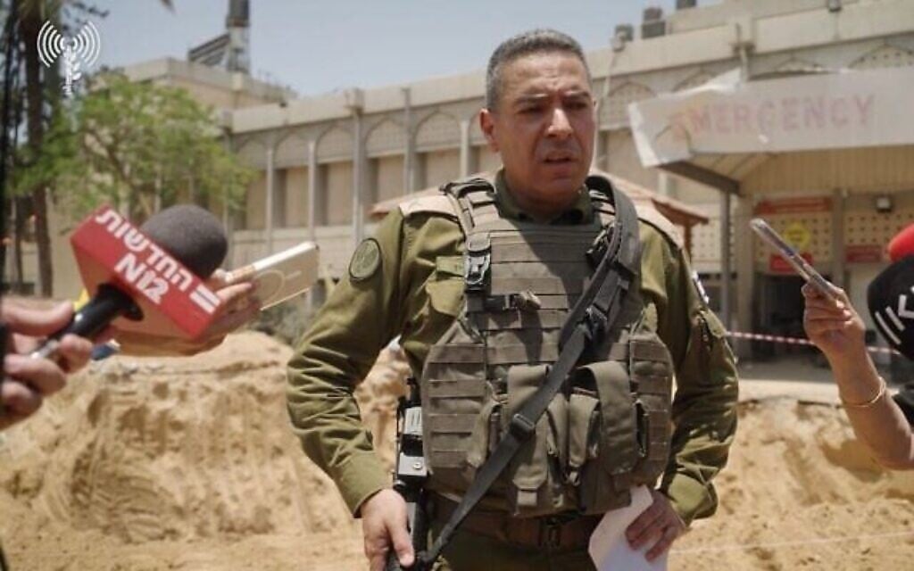 Le porte-parole de Tsahal, le général de brigade Effie Defrin, s'exprime depuis Khan Younès, le 8 juin 2025. (Capture d'écran/Porte-parole de Tsahal) Le porte-parole de Tsahal, le général de brigade Effie Defrin, s'exprime depuis Khan Younès, le 8 juin 2025. (Capture d'écran/Porte-parole de Tsahal)