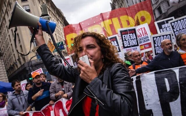 Vanina Biasi, du parti des travailleurs, commémorant la Journée nationale de la mémoire pour la vérité et la justice, dans le centre-ville de Buenos Aires, le 24 mars 2022. (Crédit : Nacho Boullosa/SOPA Images/LightRocket/Getty Images via JTA)