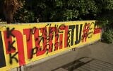 Une banderole des familles d'otages vandalisée sur le pont Hayarkon à Tel Aviv, le 12 aout 2025. (Crédit : capture d'écran/X ; utilisée conformément à la clause 27a de la loi sur le droit d'auteur)