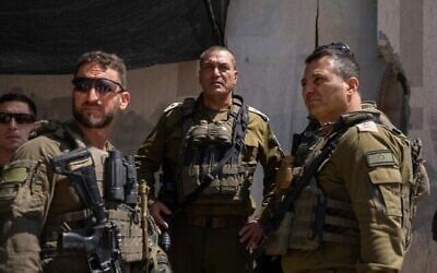 Le chef de l'armée israélienne Eyal Zamir, au centre, lors d'une visite à Gaza, le 27 août 2025. (Porte-parole de Tsahal)