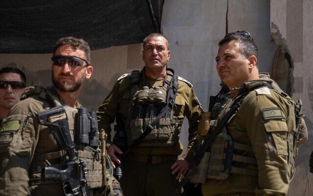 Le chef de l'armée israélienne Eyal Zamir, au centre, lors d'une visite à Gaza, le 27 août 2025. (Porte-parole de Tsahal) Le chef de l'armée israélienne Eyal Zamir, au centre, lors d'une visite à Gaza, le 27 août 2025. (Porte-parole de Tsahal)