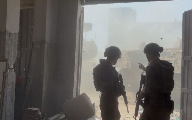 Illustration : Des soldats de la 7ᵉ brigade du Corps Corps Blindé Mécanisé de l’armée israélienne opérant dans le quartier de Zeitoun, à Gaza-City, le 28 août 2025. (Crédit : Lazar Berman/Times of Israel)