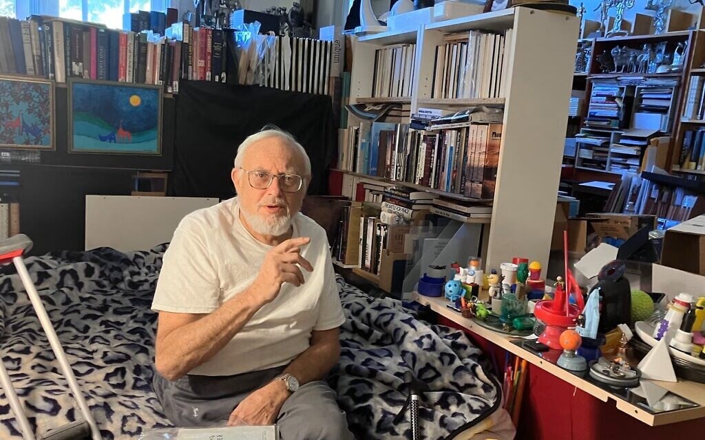 Boris Gorbis a amassé l'une des plus importantes collections de souvenirs du sionisme du milieu du siècle dernier. (Crédit : Asaf Elia-Shalev/JTA) Boris Gorbis a amassé l'une des plus importantes collections de souvenirs du sionisme du milieu du siècle dernier. (Crédit : Asaf Elia-Shalev/JTA)