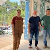 Ido Shelem, au centre, directeur financier du kibboutz Manara, avec Almog Levanon, à gauche, et Uriel Weintrub, fondateurs de Shuvu Manara, à l'intérieur de l'école maternelle en cours de reconstruction, détruite par les roquettes du Hezbollah lors du conflit entre Israël et le Hezbollah. (Diana Bletter/Times of Israel)