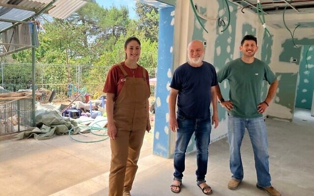Ido Shelem, au centre, directeur financier du kibboutz Manara, avec Almog Levanon, à gauche, et Uriel Weintrub, fondateurs de Shuvu Manara, à l'intérieur de l'école maternelle en cours de reconstruction, détruite par les roquettes du Hezbollah lors du conflit entre Israël et le Hezbollah. (Diana Bletter/Times of Israel)