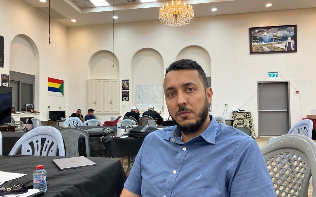 Le Dr Osama Sheikh dans la salle de crise à Julis, en Galilée, mise en place pour surveiller la situation des Druzes en Syrie, le 6 août 2025. (Crédit : Diana Bletter/Times of Israel)