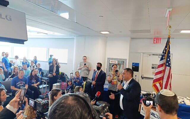Le ministre de l'Immigration et de l'Intégration, Ofir Sofer, s'exprimant lors d'une cérémonie organisée par Nefesh B'Nefesh pour les nouveaux immigrants à l'aéroport JFK de New York, le 19 août 2025. (Crédit : Zev Stub/Times of Israel) Le ministre de l'Immigration et de l'Intégration, Ofir Sofer, s'exprimant lors d'une cérémonie organisée par Nefesh B'Nefesh pour les nouveaux immigrants à l'aéroport JFK de New York, le 19 août 2025. (Crédit : Zev Stub/Times of Israel)