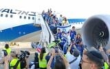 De nouveaux immigrants arrivant en Israël à bord d'un vol charter Nefesh B'Nefesh, le 20 août 2025. (Crédit : Zev Stub/Times of Israel)