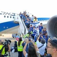 De nouveaux immigrants arrivant en Israël à bord d'un vol charter Nefesh B'Nefesh, le 20 août 2025. (Crédit : Zev Stub/Times of Israel)