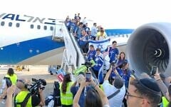 De nouveaux immigrants arrivant en Israël à bord d'un vol charter Nefesh B'Nefesh, le 20 août 2025. (Crédit : Zev Stub/Times of Israel)