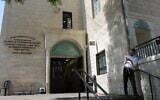 Un étudiant devant la yeshiva Mir à Jérusalem, le 6 août 2025. (Crédit : Sam Sokol/Times of Israel)