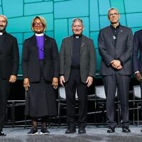 Le rabbin Rick Jacobs, président de l'Union du judaïsme réformé, deuxième à partir de la droite, se tient sur l'estrade alors que la prière du matin commence à l'Assemblée générale de l'Église évangélique luthérienne d'Amérique, à Phoenix, en Arizona, le 31 juillet 2025. (Autorisation : Rick Jacobs)
