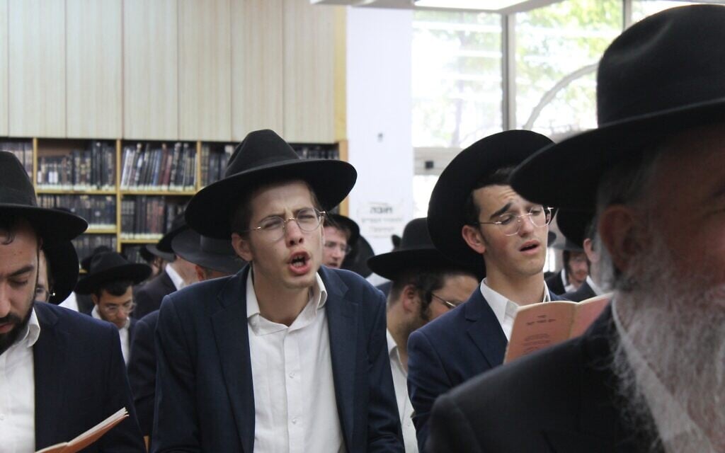 Des étudiants de yeshiva participant à un office religieux contre la conscription dans l'armée, à la yeshiva Slobodka de Bnei Brak, le 21 août 2025. (Crédit : Sam Sokol/The Times of Israel)