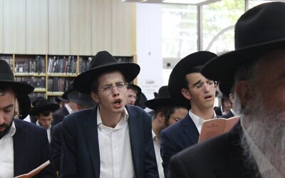 Des étudiants de yeshiva participant à un office religieux contre la conscription dans l'armée, à la yeshiva Slobodka de Bnei Brak, le 21 août 2025. (Crédit : Sam Sokol/The Times of Israel)