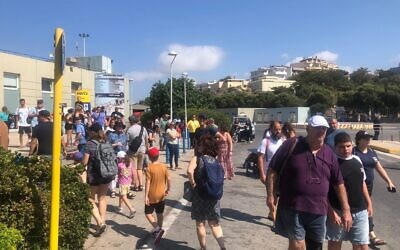 Des passagers israéliens débarquent du bateau de croisière Crown Iris à Héraklion, en Grèce, le 28 août 2025. (Crédit : Times of Israel)