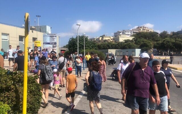 Des passagers israéliens débarquent du bateau de croisière Crown Iris à Héraklion, en Grèce, le 28 août 2025. (Crédit : Times of Israel) Des passagers israéliens débarquent du bateau de croisière Crown Iris à Héraklion, en Grèce, le 28 août 2025. (Crédit : Times of Israel)