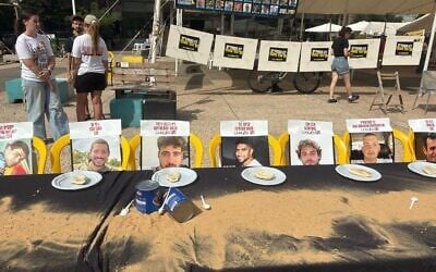 Une exposition présentée sur la place des Otages, à Tel-Aviv, le 26 août 2025, vise à évoquer la famine et les conditions inhumaines dans lesquelles vivent les otages détenus par le Hamas. (Crédit : Ariela Karmel/Times of Israel)