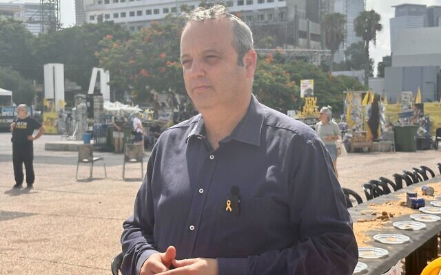 Le député travailliste Gilad Kariv sur la place des Otages lors d'une journée nationale de protestation, le 26 août 2025. (Crédit : Ariela Karmel/Times of Israel)
