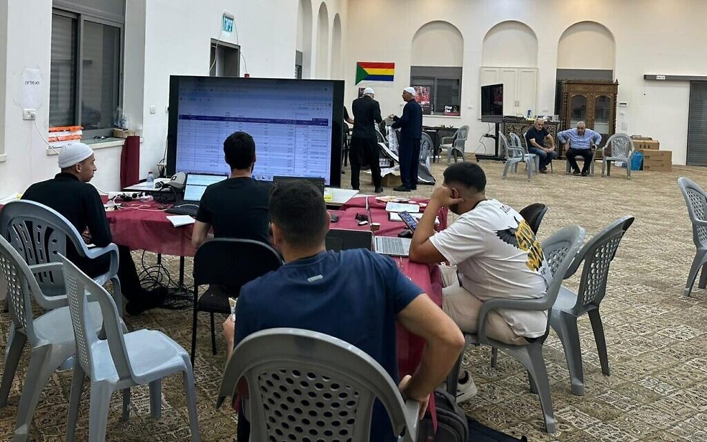Des bénévoles dans la salle de crise à Julis, en Galilée, assurent le suivi de la situation des Druzes en Syrie, le 6 août 2025. (Autorisation : Najwa Mulla)