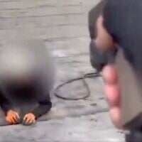 Un policier met en joue un habitant de Cisjordanie lors de son arrestation pour suspicion de préparation d’un attentat à Raanana, le 13 août 2025. (Crédit : Capture d’écran/Police israélienne)