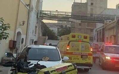 La scène où deux adolescents sont tombées du toit d'une cave à vin abandonnée, à Rishon Lezion, le 3 août 2025. (Crédit : Magen David Adom)