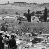 Un groupe de Juifs se tenant sur un balcon surplombant le quartier marocain et le mur Occidental, avec le Dôme du Rocher au loin derrière eux, prise entre 1920 et 1933. (Crédit : Bibliothèque du Congrès, division des estampes et photographies)
