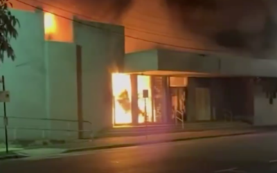 Des images diffusées sur les réseaux sociaux montrant l'incendie de la synagogue Adass Israel à Ripponlea, dans la banlieue de Melbourne, en Australie, le 6 décembre 2024. (Crédit : Capture d'écran ; utilisée conformément à l'article 27a de la loi sur les droits d'auteur) Des images diffusées sur les réseaux sociaux montrant l'incendie de la synagogue Adass Israel à Ripponlea, dans la banlieue de Melbourne, en Australie, le 6 décembre 2024. (Crédit : Capture d'écran ; utilisée conformément à l'article 27a de la loi sur les droits d'auteur)