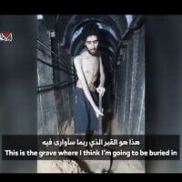 Evyatar David, otage détenu par le Hamas, a été filmé en train de creuser ce qu'il craint être sa propre tombe dans un tunnel à Gaza, dans une vidéo de propagande du Hamas que sa famille a autorisée à diffuser le 2 août 2025. (Crédit : Capture d’écran)