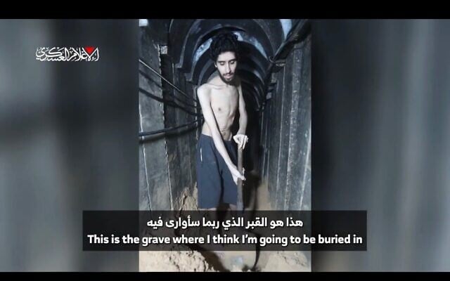 Evyatar David, otage détenu par le Hamas, a été filmé en train de creuser ce qu'il craint être sa propre tombe dans un tunnel à Gaza, dans une vidéo de propagande du Hamas que sa famille a autorisée à diffuser le 2 août 2025. (Crédit : Capture d’écran)