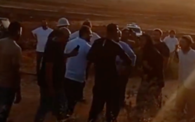 Des personnes sur les lieux d'une attaque présumée de résidents d'implantations à Aqraba, en Cisjordanie, le 2 août 2025. (Capture d'écran X utilisée conformément à l'article 27a de la loi sur le droit d'auteur)