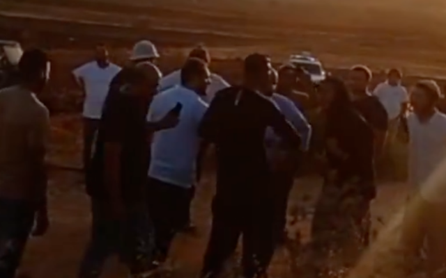 Des personnes sur les lieux d'une attaque présumée de résidents d'implantations à Aqraba, en Cisjordanie, le 2 août 2025. (Capture d'écran X utilisée conformément à l'article 27a de la loi sur le droit d'auteur)