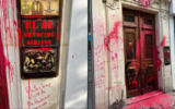 Les bureaux de la compagnie aérienne israélienne El Al vandalisés avec de la peinture rouge et des slogans pro-palestiniens, dont « El Al genocide airline », à Paris, le 8 août 2025. (Crédit : Capture d’écran/X ; utilisée conformément à la clause 27a de la loi sur le droit d'auteur)