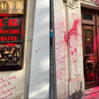 Les bureaux de la compagnie aérienne israélienne El Al vandalisés avec de la peinture rouge et des slogans pro-palestiniens, dont « El Al genocide airline », à Paris, le 8 août 2025. (Crédit : Capture d’écran/X ; utilisée conformément à la clause 27a de la loi sur le droit d'auteur)