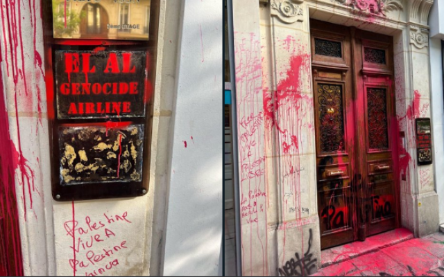 Les bureaux de la compagnie aérienne israélienne El Al vandalisés avec de la peinture rouge et des slogans pro-palestiniens, dont « El Al genocide airline », à Paris, le 8 août 2025. (Crédit : Capture d’écran/X ; utilisée conformément à la clause 27a de la loi sur le droit d'auteur)