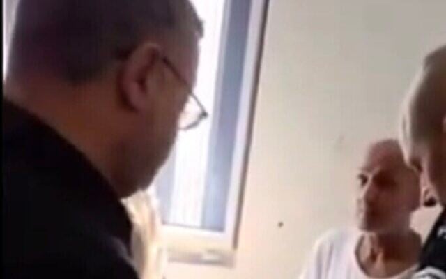 Le ministre de la Sécurité intérieure Itamar Ben Gvir (à gauche) s'entretient avec le terroriste palestinien emprisonné Marwan Barghouti dans sa cellule, dans une vidéo diffusée le 14 août 2025 (Crédit : capture d'écran X ; utilisée conformément à la clause 27a de la loi sur le droit d'auteur).