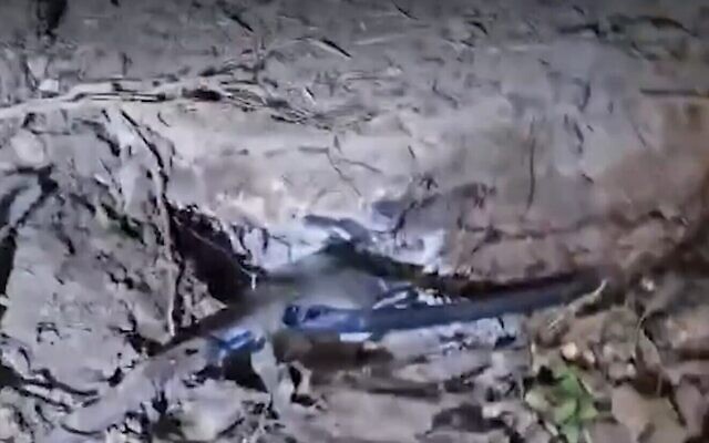 Un fragment d'un missile houthi qui s'est désintégré et est tombé à Lod, le 22 août 2025. (Capture d'écran : Ynet)