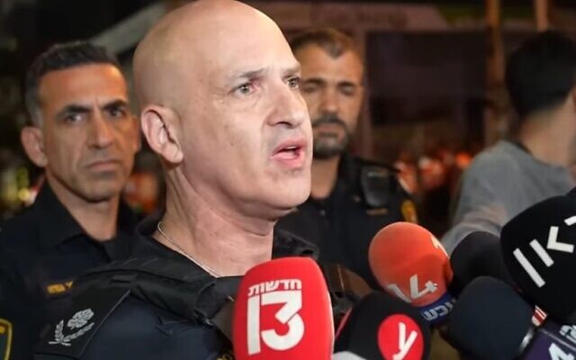 Le commandant adjoint du district de Tel Aviv, Haïm Sargarof, sur les lieux d'un impact de roquette, à Ramat Gan, le 18 novembre 2024. (Crédit : Capture d'écran/Police israélienne) Le commandant adjoint du district de Tel Aviv, Haïm Sargarof, sur les lieux d'un impact de roquette, à Ramat Gan, le 18 novembre 2024. (Crédit : Capture d'écran/Police israélienne)