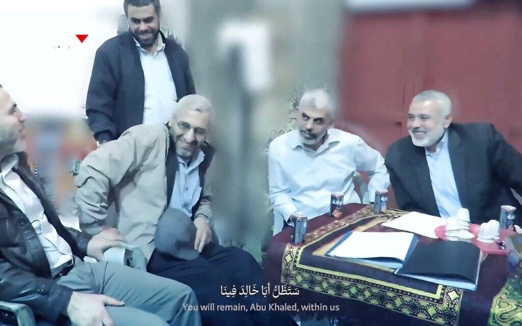 Un groupe d'anciens hauts responsables du Hamas, dont (assis de gauche à droite) Muhammad Sinwar, Mohammed Deif, Yahya Sinwar et Ismaïl Haniyeh, tous éliminés depuis par Israël, dans une vidéo de propagande diffusée par le Hamas le 30 août 2025. (Crédit : Capture d'écran/X ; utilisée conformément à la clause 27a de la loi sur le droit d'auteur) Un groupe d'anciens hauts responsables du Hamas, dont (assis de gauche à droite) Muhammad Sinwar, Mohammed Deif, Yahya Sinwar et Ismaïl Haniyeh, tous éliminés depuis par Israël, dans une vidéo de propagande diffusée par le Hamas le 30 août 2025. (Crédit : Capture d'écran/X ; utilisée conformément à la clause 27a de la loi sur le droit d'auteur)