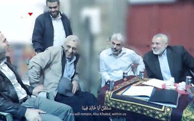 Un groupe d'anciens hauts responsables du Hamas, dont (assis de gauche à droite) Muhammad Sinwar, Mohammed Deif, Yahya Sinwar et Ismaïl Haniyeh, tous éliminés depuis par Israël, dans une vidéo de propagande diffusée par le Hamas le 30 août 2025. (Crédit : Capture d'écran/X ; utilisée conformément à la clause 27a de la loi sur le droit d'auteur)
