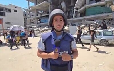 Le présentateur d'Al-Jazeera, Anas al-Sharif, dans un reportage diffusé sur X le 8 août 2025. (Crédit : Capture d'écran/X)