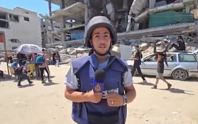 Le présentateur d'Al-Jazeera, Anas al-Sharif, dans un reportage diffusé sur X le 8 août 2025. (Crédit : Capture d'écran/X)