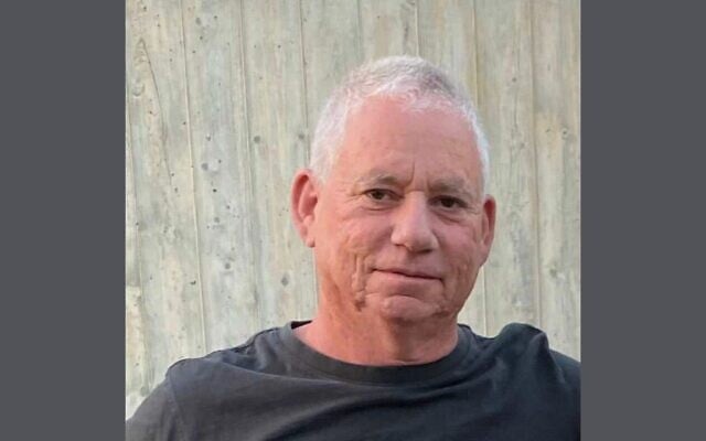 Ilan Weiss, assassiné par le Hamas dans le kibboutz Beeri le 7 octobre 2023 et dont le corps a été emmené à Gaza, sur une photo non datée. (Crédit : Autorisation du Forum des familles des otages et des disparus)