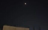 Un système de défense aérienne israélien interceptant un missile lancé par les Houthis du Yémen, soutenus par la République islamique, dans la nuit du 5 août 2025. (Crédit : Capture d'écran/Telegram)